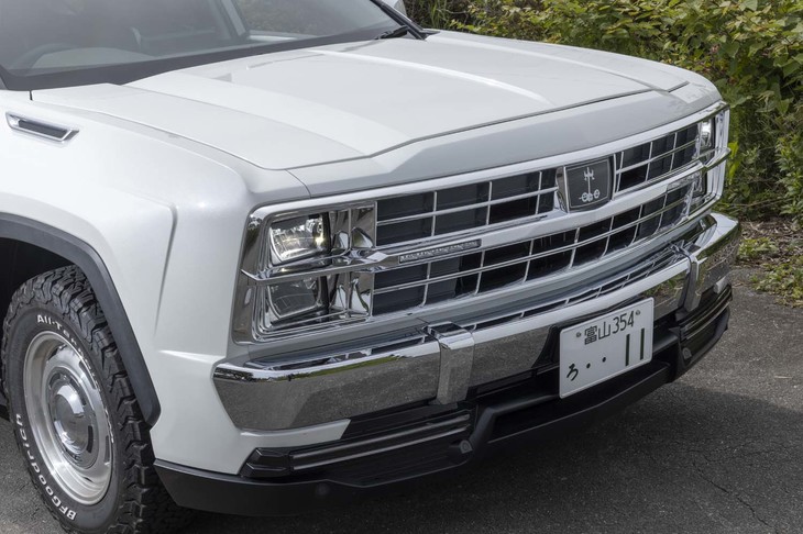 上下2段のヘッドランプとメッキのグリル＆バンパーによって、往年のアメリカンSUVを思わせる姿に仕立てられている。