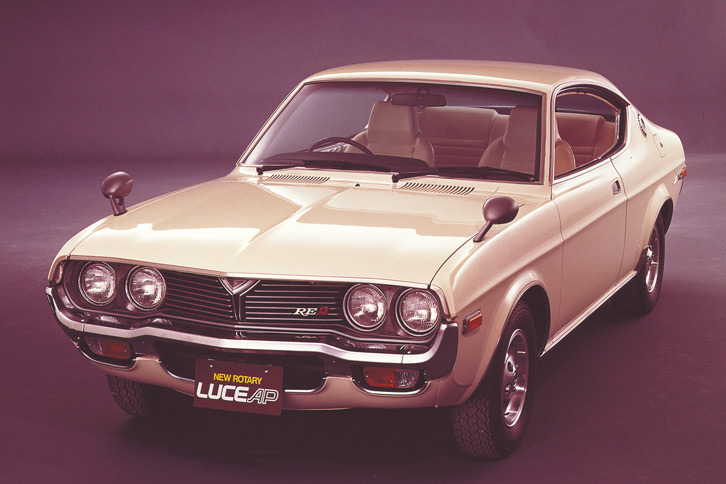 ロータリーエンジンを搭載した「マツダ・ルーチェAP」。車名の「AP」は「Anti Pollution」の略で、1973年2月にマスキー法の基準をクリア。他車に先駆け、1973年5月には低公害車優遇税制に認定されている。