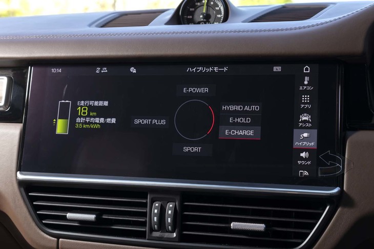 「カイエンEハイブリッド クーペ」では、最長44km（NEDCモード）のEV走行が可能となっている。EV走行時の最高速度は135km/h。