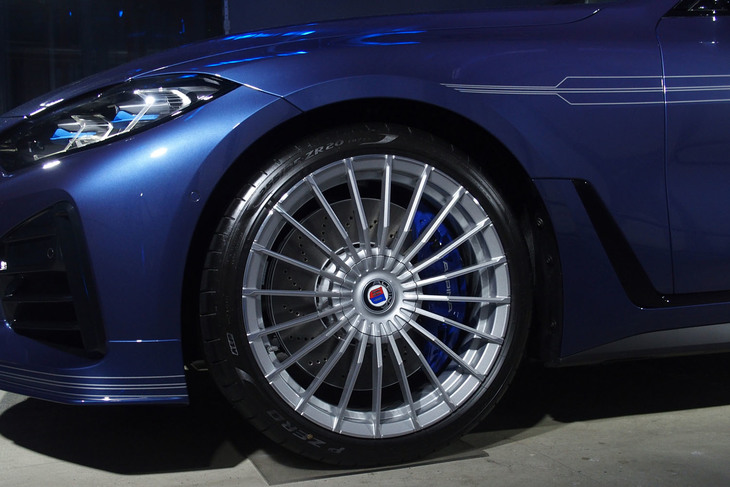 アルピナの伝統的な意匠である20スポークをアップデートした、新デザインの鍛造アルミホイールが採用された。