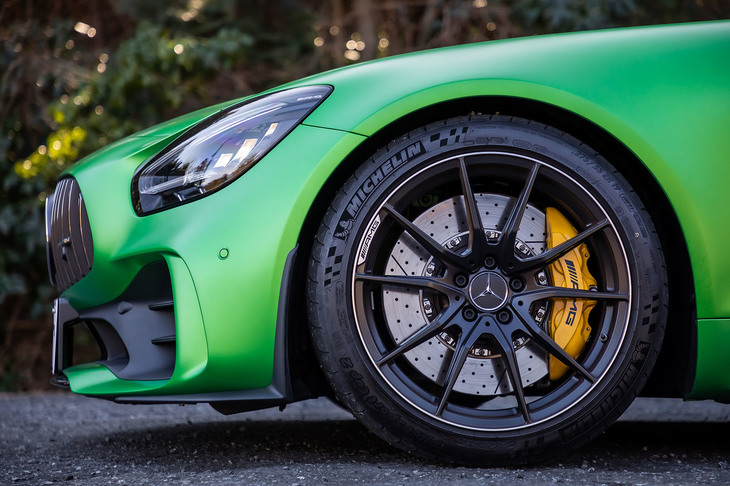 試乗車には前275/35ZR19、後ろ325/30ZR20サイズの「ミシュラン・パイロットスポーツ カップ2」タイヤが装着されていた。ブレーキキャリパーはイエロー（写真）が標準カラーになる。