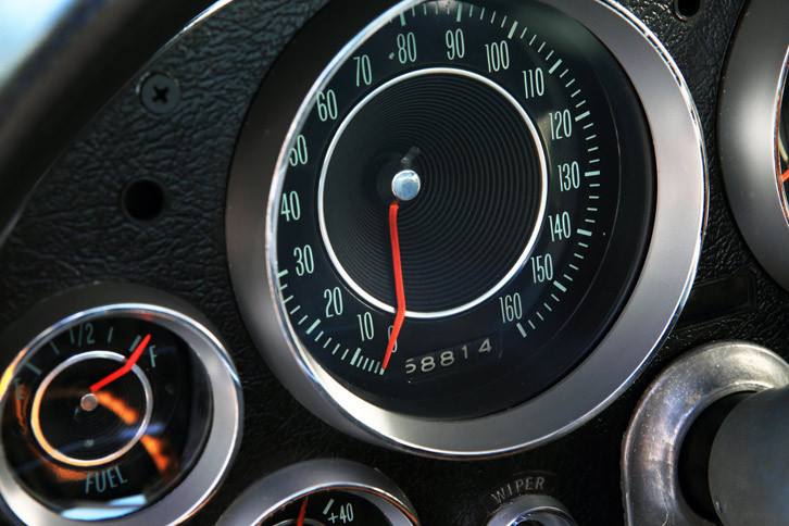 メーターは中央部が円すい状にくぼんでおり、それに沿う形で、ニードルも折り曲げられている。