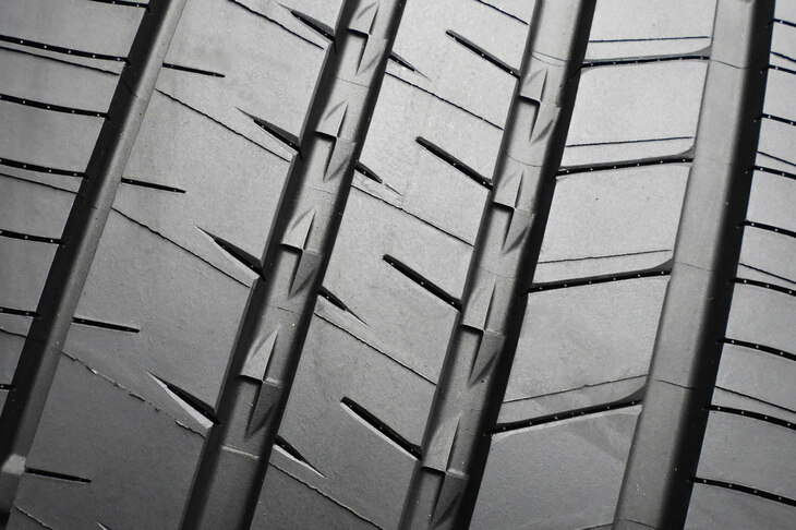 グルーブ（縦方向の主溝）内には「デュアルスロープ」と呼ばれるスロープ状の突起を設け、溝内の空気振動によって発生するパターンノイズを低減している。