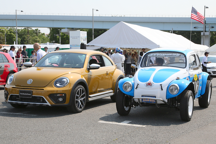 「ザ・ビートル デューン」の起源ともいえる「バハバグ」（写真右）が会場に持ち込まれ、2台によるデモンストレーション走行に観客の多くが目を奪われた。