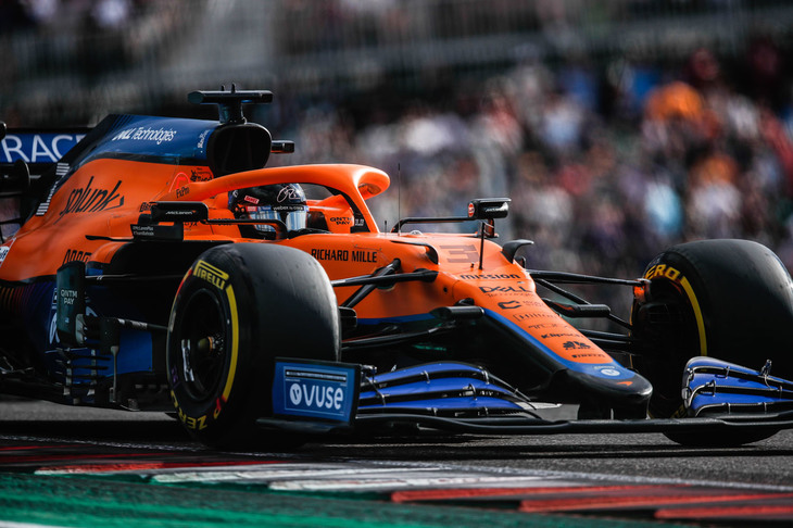 予選でフェラーリに前を取られたマクラーレン勢は、なんとしても赤い軍団の一角を切り崩そうとスタートに賭けた。6番グリッドのリカルド（写真）が斬り込み隊長としてサインツJr.を抜き5位に上がり、その順位をキープしたままゴール。ノリスは7番グリッドからボッタスにかわされ8位入賞となった。なお、アメリカNASCARシリーズのレジェンド、デイル・アーンハート・シニアをリスペクトするリカルドは、イタリアGP優勝のご褒美に、マクラーレンCEOのザック・ブラウンが所有するアーンハートの1984年シボレーをドライブする機会に恵まれ、はち切れんばかりの笑顔を振りまいていた。（Photo=McLaren）