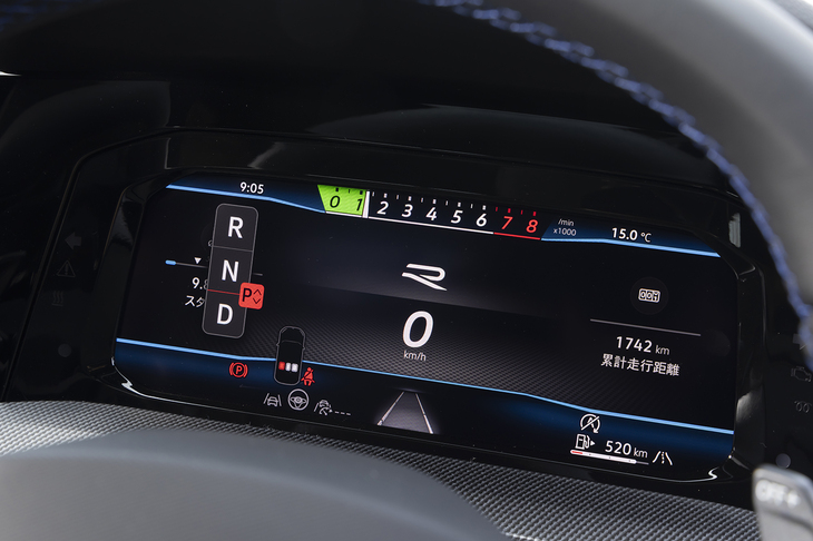 メーターパネルには「R」専用のグラフィックを設定している。