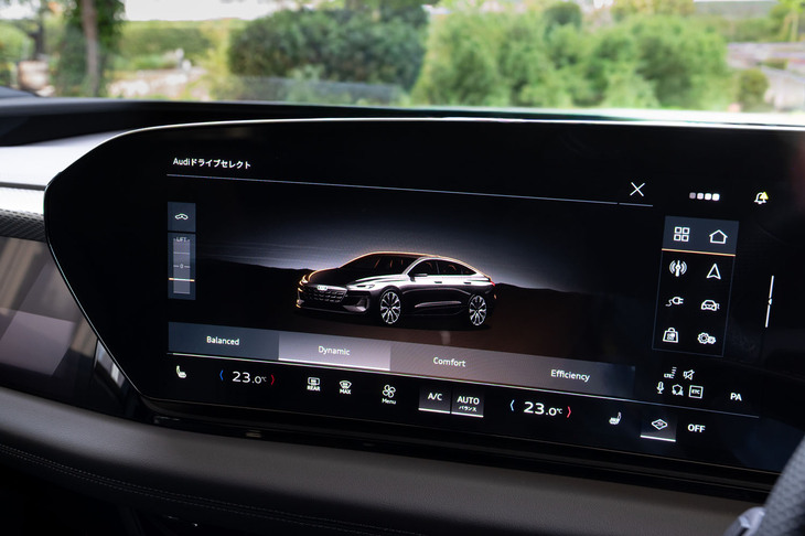 ドライブモードは「バランス」「ダイナミック」「コンフォート」「エフィシェンシー」の4種類。ディスプレイのタッチ操作かセンターコンソールのスイッチで切り替える。