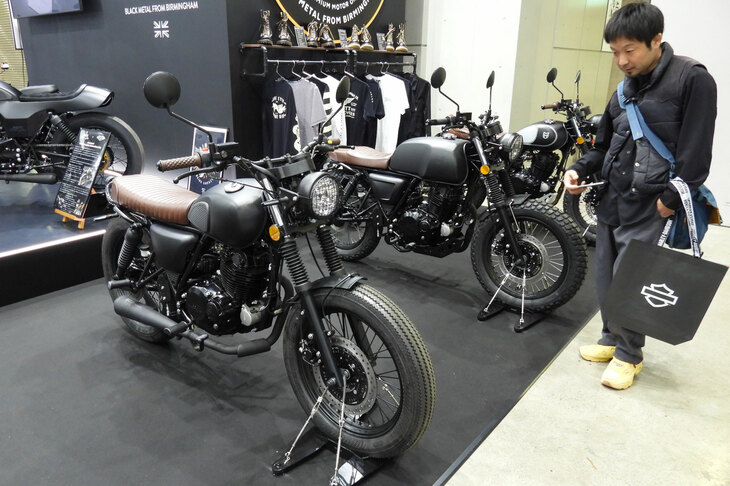 「東京モーターサイクルショー2024」の会場より、マットモーターサイクルズのブースの様子。