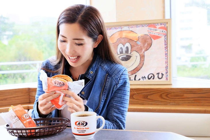 沖縄では“エンダー”と呼ばれる「A＆W」でランチ。沖縄初のハンバーガーショップとして1963年にオープンした「A＆W屋宜原店」にて。