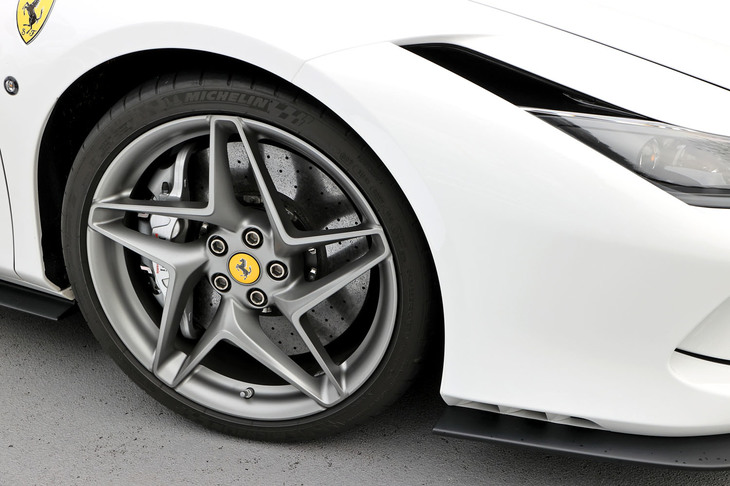 タイヤサイズは前が245/35ZR20 95Y、後ろが305/30ZR20。試乗車にはミシュランの高性能スポーツタイヤ「パイロットスーパースポーツ」が装着されていた。