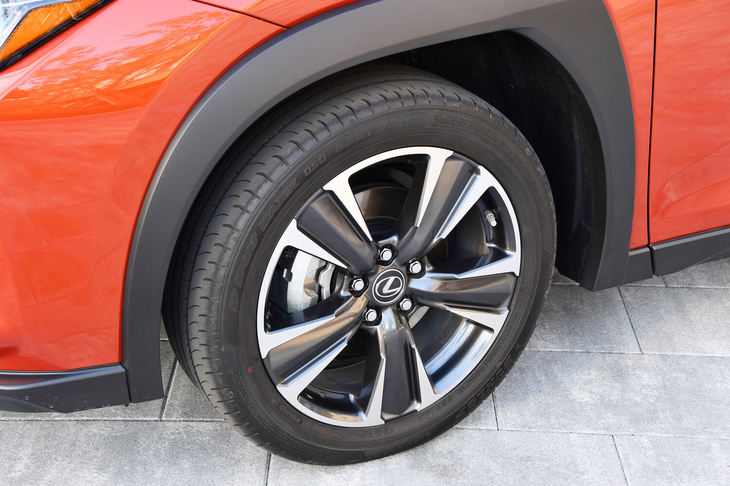 切削加工とダークグレーメタリック塗装が施された18インチアルミホイール。タイヤはダンロップの「SP SPORT MAXX 050 DSST CTT」が組み合わされていた。