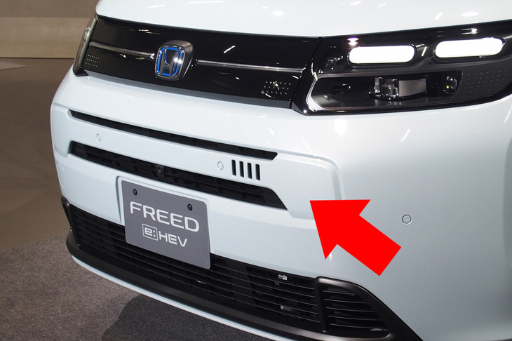 webCGほったが指摘した、フロントバンパー中央部の“穴”。渕野氏いわく、実はこれは「本当のラジエーターグリル」とのこと。実際、“H”エンブレムが入った上の黒い箇所はただの加飾で、グリルとしての機能は備わっていない。