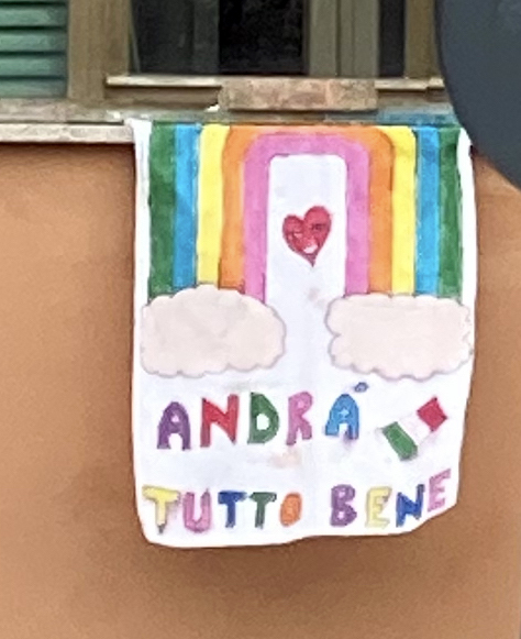 一般家屋の軒先に掲げられた「andra tutto bene（すべてうまくいくよ）」の手描きポスター。筆者撮影。