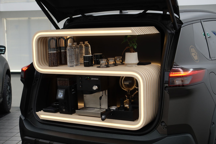 日産エクストレイル アンワインドコンセプト（ラゲッジスペースに配置された伊ランチリオのエスプレッソマシン）