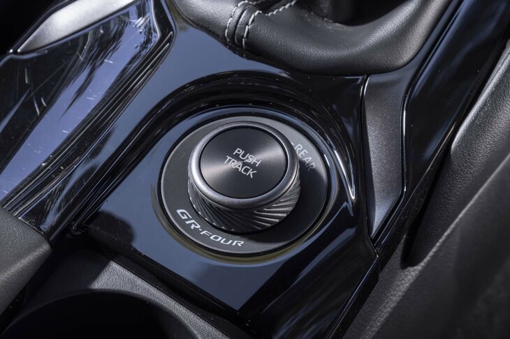 前後アクスル間のトルク配分はダイヤルで設定。スタンダード（始動時）は前後が60：40で、ダイヤルを右に回すと30：70に、押し込むと50：50に変わる。左に回すとスタンダードに戻る。