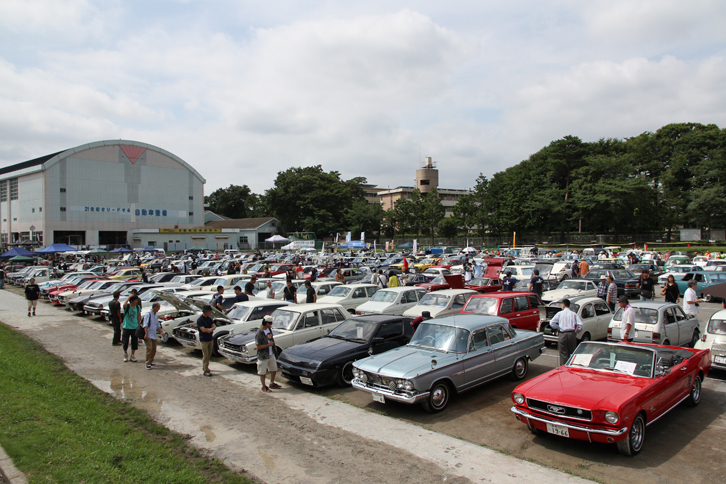 300台近いヒストリックカーが並んだグラウンド。
