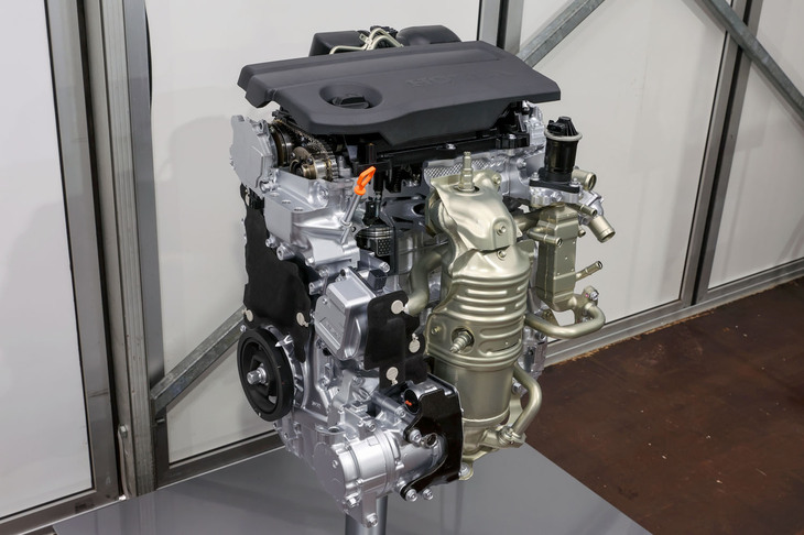 2リッター4気筒直噴アトキンソンサイクルエンジンは「シビックe：HEV」で初搭載。高剛性のクランクシャフトや2次バランサーシャフトの採用などを特徴としている。