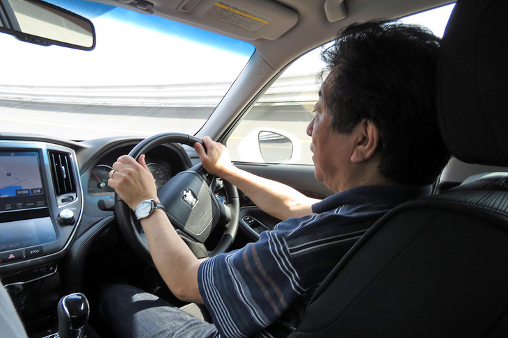 オーバルコースでの高速走行において、「プライマシー4」の静粛性を確かめる筆者。