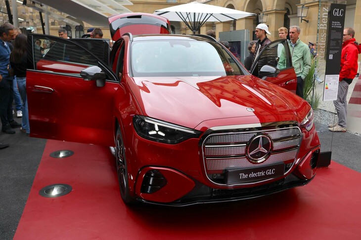 BEVとして登場した新型「メルセデス・ベンツGLC」。メーカーの新プラットフォーム「MB.EA」を採用している。一般会場初日における注目度は抜群であった。