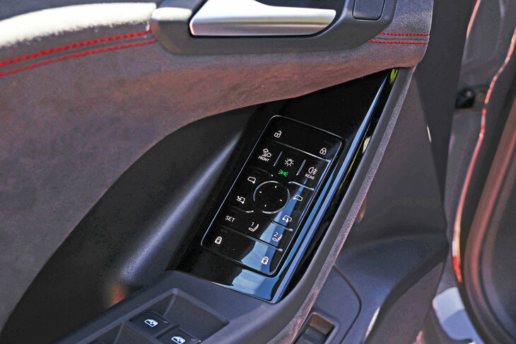 アームレストに付いた各種コントロールは物理スイッチだが、パネルは“面一”である。