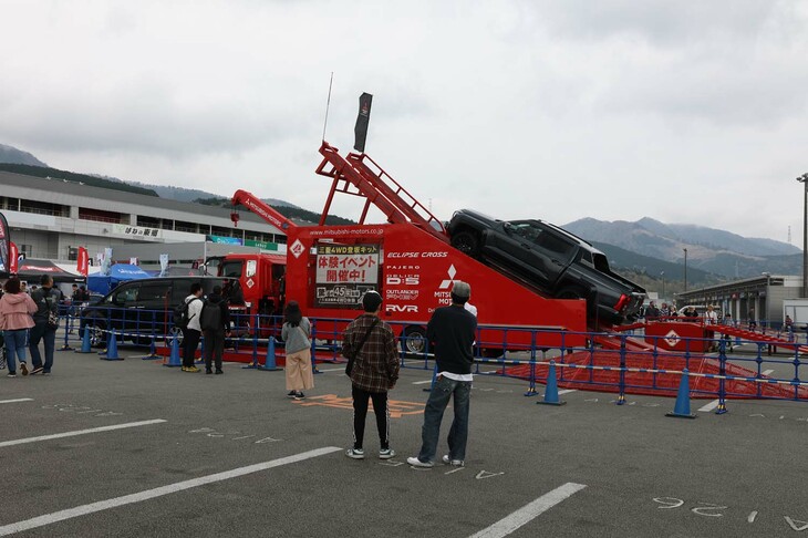 三菱の四駆システムの性能を体感できる「三菱自動車4WD登坂キット同乗体験イベント」では、「三菱デリカD：5」とオフロードピックアップトラックの新型「トライトン」が実力を披露。45°もある坂を力強く登ってみせた。会場には、三菱が技術支援するラリーチーム「チーム三菱ラリーアート」の増岡 浩総監督も姿を見せ、イベントをサポートしていた。