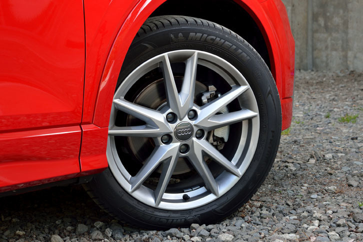 5スポークYデザインの18インチアルミホイール。テスト車では、ミシュランの「プライマシー3」が組み合わされていた。