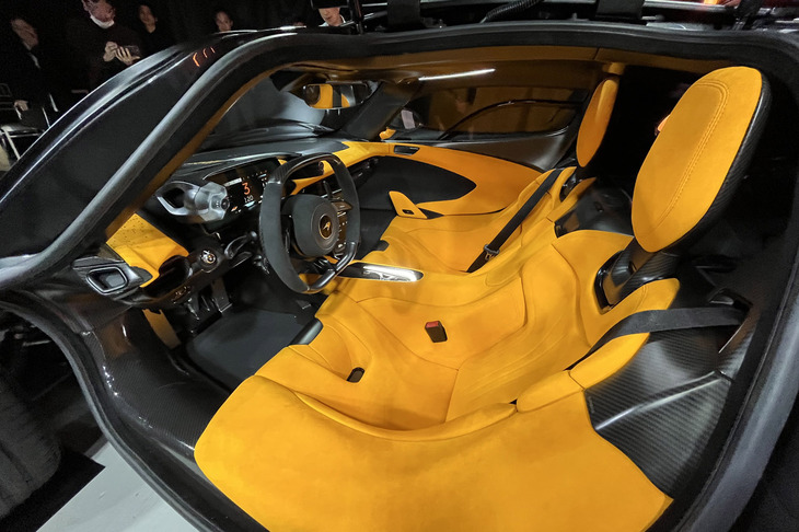 2人乗りとなるキャビンに備わる左右のシートは、カーボンモノコックの「エアロセル」にじか付けされる。