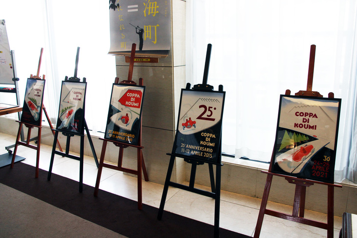 小海リエックスホテルのロビーに展示されたイベントポスターの原画。左から第10回（2000年）、第15回（2005年）、第20回（2010年）、第25回（2015年）、そして第30回（2021年）。