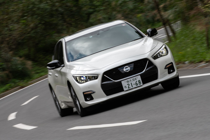 ダンパーの減衰力を高めると、「400R」はロールを感じさせず、ミズスマシのような感覚で旋回していく。