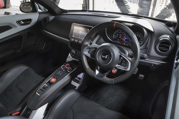 インテリアはブラック基調に、随所にオレンジのアクセントをレイアウト。ノーマルモデルよりもストイックな印象だ。