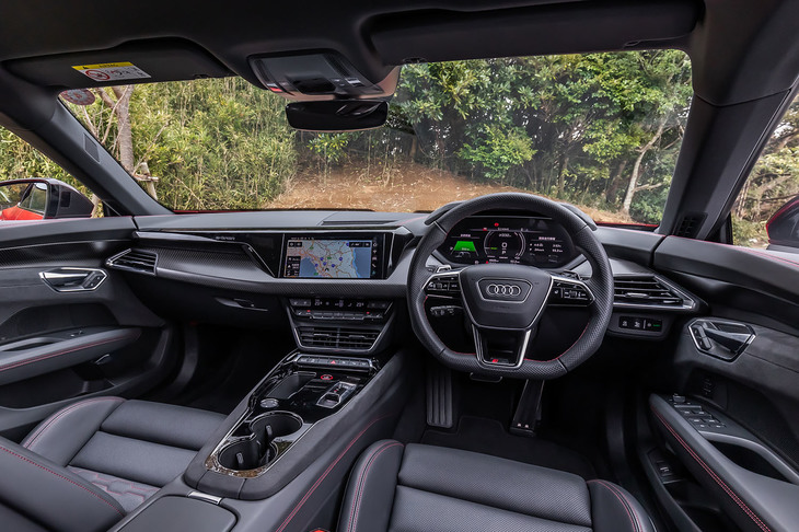 メーターナセルに組み込まれた12.3 インチの「アウディバーチャルコックピット」と、センターコンソール上部に配置された10.1インチのタッチ式ディスプレイが目を引く「RS e-tron GT」のインテリア。コネクテッドサービス「Audi connect」にも対応している。