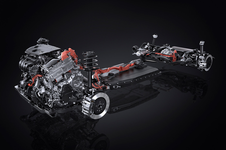 「RX」としては初のプラグインハイブリッドモデルとなる「RX450h＋」。先代の「450h」と比べると、エンジンやモーターのアウトプットは軒並みダウンしているが（フロントモーターの最高出力のみ向上している）、ハイブリッドシステムの電圧アップや強力なバッテリーのおかげで、システム出力は先代にそん色のない309PSを実現している。