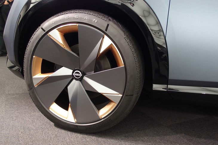 「ニッサン アリア コンセプト」のフロントタイヤ。