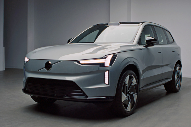 「EX30」より一足早く、2022年11月に発表された「EX90」。グリルレスのフロントマスクは、次世代のボルボ製EVに共通する意匠となるようだ。