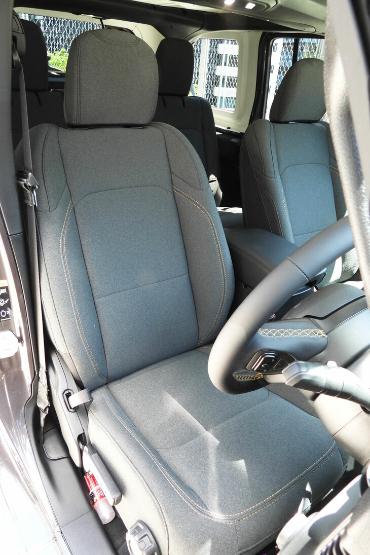 ジープ・ラングラー アンリミテッド スポーツ（フロントシート）