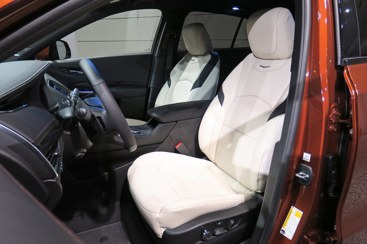キャデラックXT4スポーツ（フロントシート）