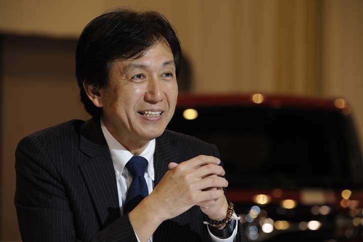 ＜プロフィール＞
	1983年ダイハツに入社。ボディー設計を担当する。ひと通りの車種を担当した後に「企画をやりたい」と手を挙げ、製品企画の部署へ移る。思い出深いのは、「アイゴ」の立ち上げでプジョー・シトロエン・グループと交渉したことや、「トヨタ・プロボックス／サクシード」のマイナーチェンジにあたって1リッターの紙パックが入るドリンクホルダーを装着したこと。「実際に営業に使う人たちは、あそこに500ccや1リッターの紙パックを入れて、ストローで飲みながら移動するとうかがったので」と振り返るが、使う人を観察して開発に生かす姿勢は今回の「トール」でも同じだった。