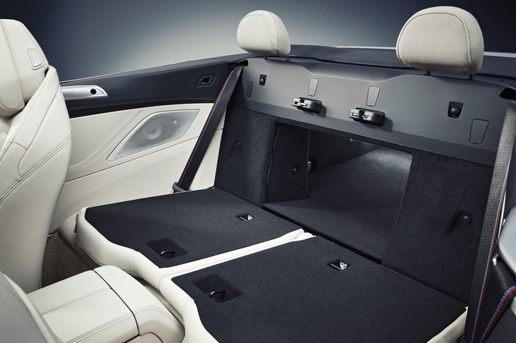 BMW 8シリーズ コンバーチブル（トランクスルー機構）