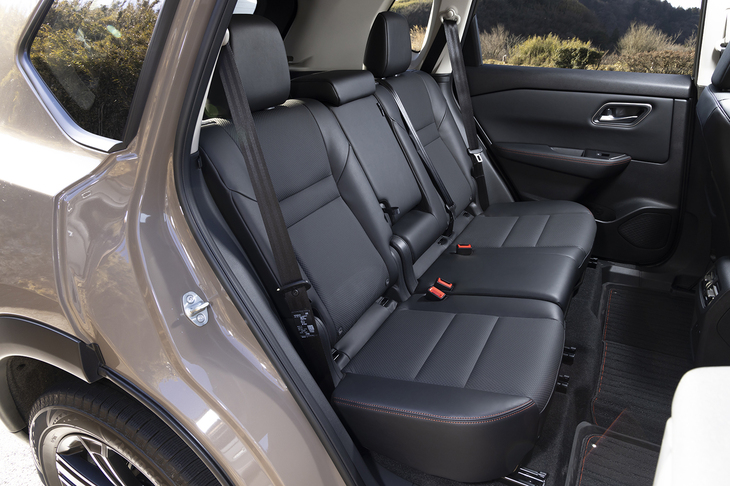 後席は座面のスライドと背もたれのリクライニングが可能。リアドアが90度近くまで開くのが「エクストレイル」の自慢のひとつ。