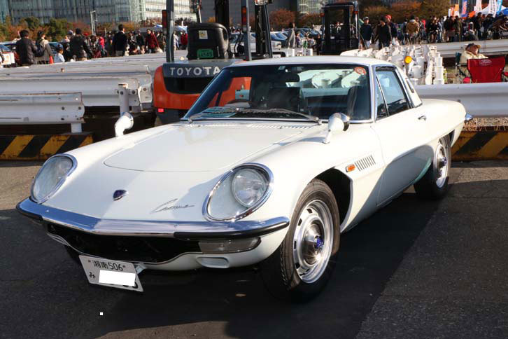 マツダロータリー50周年を記念した「マツダロータリー天国」には、マツダのロータリーゼーションを一気に振り返ることができる数々のクルマが展示された。写真は「コスモスポーツ」の後期型。