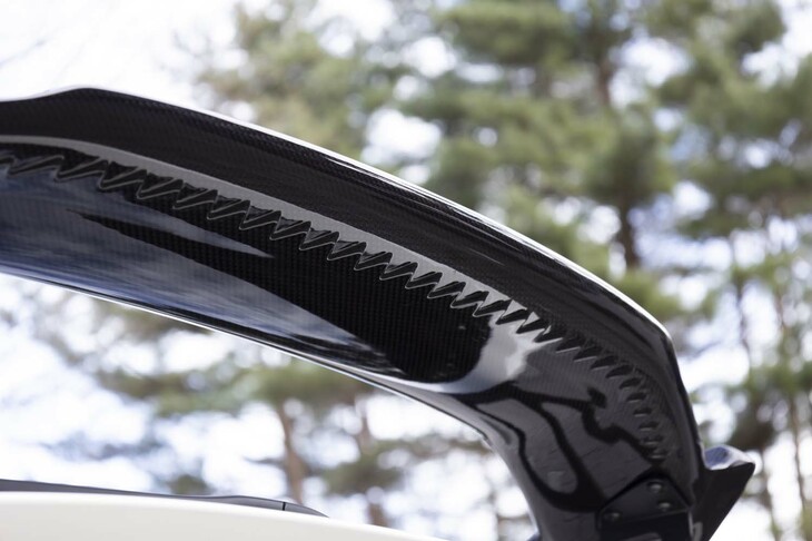 裏面には「シェブロン」と呼ばれる突起が連続して刻まれる。ホンダアクセスが10年以上にわたって研究してきたこの構造が「滑らかな空力特性」を生み出す。