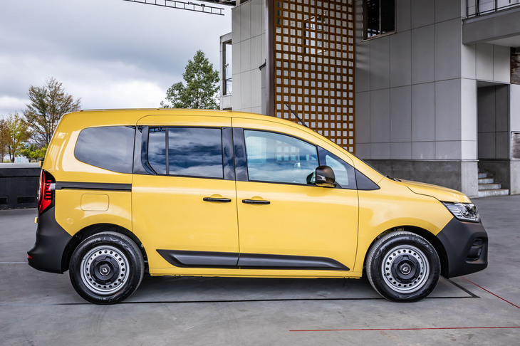 新型「カングー」のサイドビュー。「スライドドアの作動が軽くなった」と、お笑いトリオ安田大サーカスの団長安田さんが、ステージ上で新型車のお気に入りポイントを紹介した。