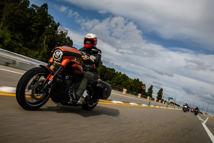 他の「○○グライド」という車名のモデルが「ツーリング」や「CVO」のファミリーに属するのに対し、「スポーツグライド」だけは「ソフテイル」ファミリーに属する。