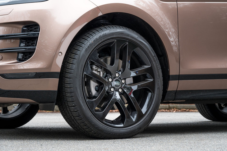 ホイールのラインナップはサイズ（18～21インチ）もデザインも多彩。最大の21インチでもフラットな乗り味を実現しているのがお見事。