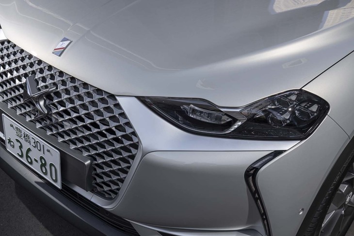 有機的なデザインのランプが目を引くフロントまわり。写真では「クリスタル パール」のボディーカラーに溶け込んでいるが、ランプからグリルにかけて「DSウイング」と呼ばれる装飾パーツが装着されている。
