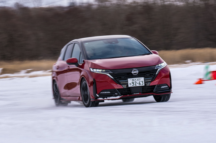 2024年に発売されたばかりの「ノート オーラNISMOチューンドe-POWER 4WD」にも試乗。普通のノート オーラ（4WD）よりもリアモーターを強化したスペシャルモデルだが、これも「e-4ORCE」にはあらず。