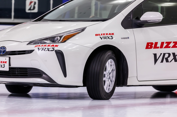 「ブリザックVRX3」が装着された「トヨタ・プリウス」で定常円旋回を行ったシーン。外へとはらみ始める限界と、アクセルを抜いてフロントタイヤがグリップを取り戻そうとするタイミングなどをチェック。従来型「VRX2」との比較では、グリップ力の高さやコントロール性など、「VRX3」のトータルバランスの良さや進化が確認できた。