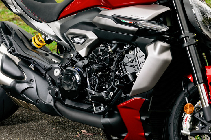 「V4グランツーリスモ」エンジンは、従来モデルより8PS高い168PSの最高出力を発生。軽量な車体とも相まって、0-100km/h加速は3秒未満だ。