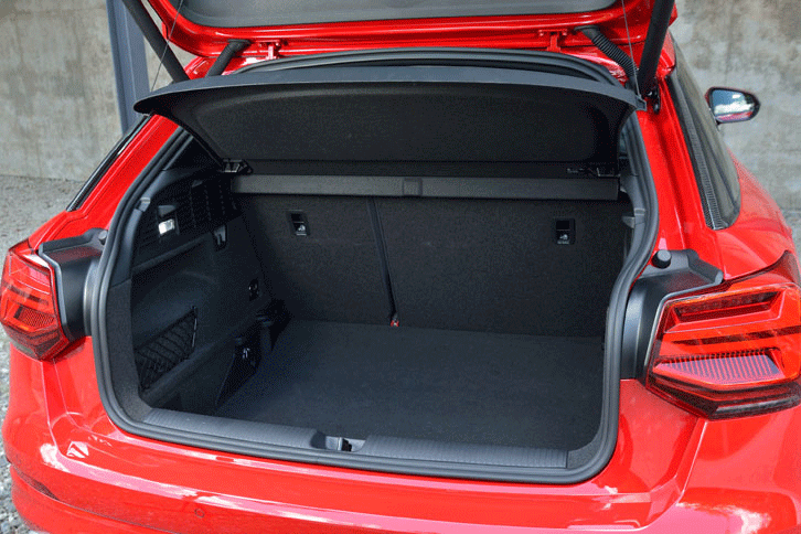 荷室の容量は、5人乗車時で405リッター。後席の背もたれを前方に倒すことで、最大1050リッターにまで拡大できる。（写真をクリックすると荷室のアレンジが見られます）