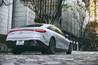 ボディー下方に見られるハイグロスブラックのパートは「AMGスタイリング」によるドレスアップ。ラグジュアリーなムードを醸し出している。